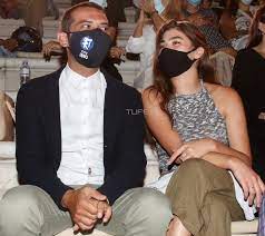 Η μνήμη της σμύρνης ζωντανεύει στη λέσβο. Xrysa Mixalopoyloy Poia Einai H Panemorfh Zwrzet Apo Tis Agries Melisses Poy Fainetai Pws Eklepse Thn Kardia Toy Lewnida Koytsopoyloy Pics