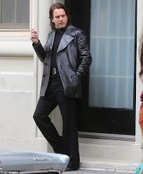 The official site for halston, the first american luxury brand. Ewan Mcgregor Auf Manhattan Fur Die Modelle In Einem Schwarzen Leder Trenchcoat In Der Netflix Serie Halston Aktuelle Boulevard Nachrichten Und Fotogalerien Zu Stars Sternchen