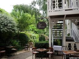 Dejeuner En Terrasse Au Cafe Des Artistes A Ville D Avray Terrasse Restaurant Paris Verdure
