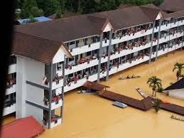 Namun yang kembali belum tentu dapat tidur dengan lena, kerana kebanyakan rumah telah rosak dan ada yang mengalami kemusnahan sepenuhnya. I Kelantan Inilah Realiti Mangsa Banjir Di Kuala Krai Facebook