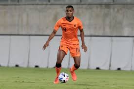 Ryan jiro gravenberch (born 16 may 2002) is a dutch professional footballer who plays as a holding midfielder for eredivisie club ajax and the netherlands national team. Michael Bell ×'×˜×•×•×™×˜×¨ Ryan Gravenberch Could Make His Netherlands Debut This Weekend The 18 Year Old Is The Complete Midfielder And Could Be The Perfect Partner For Frenkie De Jong A Look At The