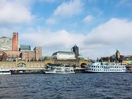 The contemporary holiday inn hamburg resembles a giant cruise ship on the banks of the river elbe , overlooking hamburg harbour and the city centre, both 3km away. Holiday Inn Hamburg Informationen