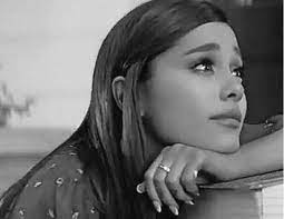 In the last year alone, the positions singer revealed two big butterfly tattoos, the word baby on her arm, a lotus flower on her palm, and more. Ariana Grande Nelepo Opravdalas Za Tatuirovku S Opechatkoj