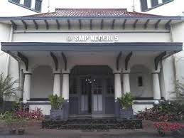 Targetnya adalah dari smp yang favorit itu itulah yang saya katakan pada judul di atas bahwa jika ingin kuliah di itb, anda harus memikirkannya sejak smp. Smp 5 Bandung Bantah Adanya Pungli Tetapi Akui Menerima Siswa Titipan
