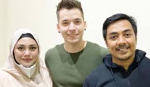 Garry iskak menikahi rischa novisha pada 2009 silam. Berhijab Didoakan Jadi Mualaf Begini Jawaban Celine Evangelista