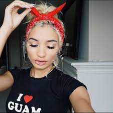 Le fait de donner du volume sur le dessus de votre crâne et d'attacher un bandana par la suite va vous donner un côté rétro et rock, qui est très tendance et vintage. 1001 Idees Comment Porter Le Bandana Rouge Avec Style Styles D Echarpe De Cheveux Bandana Rouge Bandana Cheveux