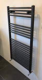 radiator mat zwart geplaatst door frijsteen tegelwerken sanicare design radiator 60 x 111 8 cm g badkamer grijs wit badkamer zwart kleine badkamer indeling