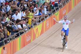 La maglia da ciclismo dell'italia alle olimpiadi di rio 2016 è prodotta dalla storica ditta castelli di milano, nata nel 1876 con la fabbrica di gianni vittore (produceva la maglia del milan prima degli anni 80). Chi E Elia Viviani Il Ciclista Portabandiera Dell Italia Alle Olimpiadi Di Tokyo Il Riformista