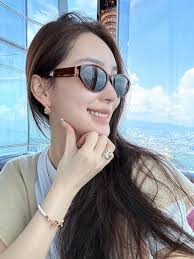 Hi beautiful Coco I have confess you look amazing so gorgeous and impressed  woman I really falling in love when I saw you in this pics , you like me a  lot