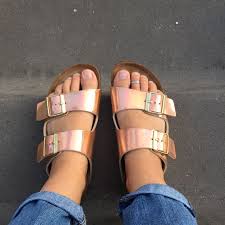 Birkenstock Arizona Rose Gold Sandals Copper Birkenstocks Trend Style Birkenstock Sandals Shoes Sandals Outfit