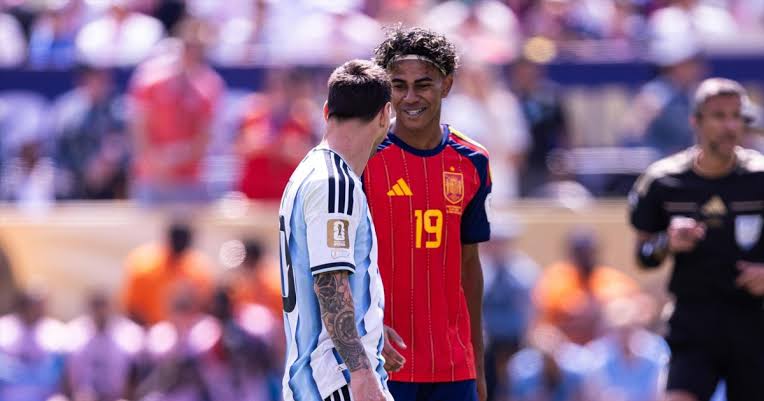 El abrazo de Lamine Yamal a Leo Messi tras la derrota de Argentina