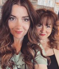 Hi everyone My Names Michelle and I launched Award Winning Make New Friends  back in January 2019. I'm going to use Make New Friends as a platform to  help others who may