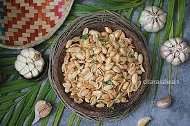 Berikut kumpulan rahasia aneka kreasi dan variasi olahan resepi kacang bawang putih renyah kriuk sajian. Kacang Goreng Bawang Putih Resepi Terbaik