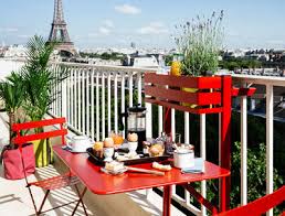 Espace de verdure en pleine ville. Table Pliante Balcon Bistro Fermob Gris Made In Design