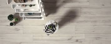 Zudem muss der untergrund unbedingt fest und eben sein. Fussboden Aus Feinsteinzeug Mit Holzoptik Warum Fliesen Und Nicht Parkett