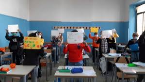 Scuole dell'infanzia, primarie, secondarie, licei, istituti tecnici e professionali con indirizzo, telefono e codice meccanografico. Scuole Chiuse La Protesta Di Genitori E Studenti In Puglia Lasciamo Uno Zaino Vuoto Davanti Ai Cancelli La Repubblica