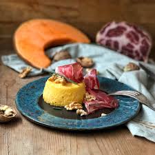 Jun 25, 2013 · i fiori di zucca ripieni sono un piatto che adoro, di solito li preparo con un ripieno di ricotta, li passo nella pastella e poi li friggo (qui la ricetta), oggi invece ve li propongo con un ripieno di patate, mozzarella e prosciutto aromatizzati alla maggiorana, li ho cotti al forno e sono risultati più leggeri, più salutari e altrettanto buoni. Sformato Di Zucca Al Vapore Con Coppa Di Parma Igp La Luna Sul Cucchiaio