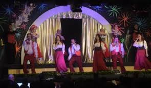 La galette des rois au foyer des personnes âgées de bandol a été riche en émotions et surtout pleine de joies et de gaieté pour ces gentilles mamies, grâce au talent de la troupe les amis de la chanson, qui les ont charmées avec des chansons populaires et des airs d'opérettes; Les Amis De La Chanson Se Font Franco Belges Jodoigne