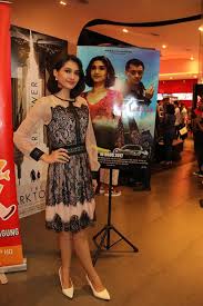 Dia kemudian telah mengupah wanita gro muda untuk menemaninya melakukan aktiviti hariannya. Finas Malaysia Filem Pencuri Hati Mr Cinderella Tawan Facebook