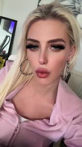 Baddest bitch🍒🎀 (@shaunaeloise20)’s videos with Falling Up