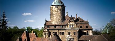 Zamek czocha | the medieval zamek czocha (czocha castle) towering over the leśniańskie lake is one of the most beautiful architectural gems of lower silesia which functions mainly as a hotel and. Zamek Czocha Dolny Slask