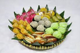 Bahan dan cara membuat kue dadar gulung, cocok untuk camilan ngopi dan ngeteh sore. Aneka Kue Basah Tradisional Indonesia Endeus Tv