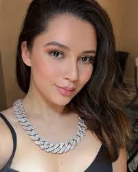 Daisy Flores's Instagram, Twitter & Facebook