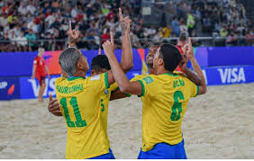 O var até indicou ao árbitro que o passe do jogador brasileiro que fez ricochete seria rececionado por um jogador colombiano. Brasil Pega Belarus Em Jogo Que Vale Vaga Nas Quartas Da Copa Do Mundo De Futebol De Areia Futebol De Areia Ge