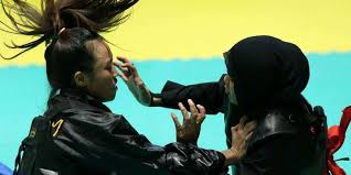 Puas bermain dengan kaki lisa, tangan lelaki itu bergerak melepas bra yang masih tersisa. Serangan Serangan Dalam Pencak Silat Halaman All Kompas Com