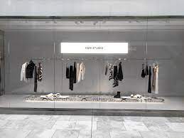 Socle Un Peu Recule De La Vitrine Central Shop Interior Design Retail Store Design Store Design