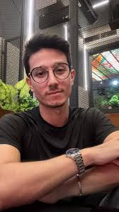 Não viva esperando um dia especial, viva cada dia e o faça especial.  Lembre-se que o mais importante são as pessoas com quem é para quem estamos  construindo as coisas, quem nós estamos nos tornado. ...