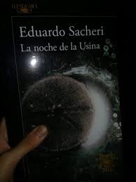 Aunque siempre suele asociarse al escritor eduardo sacheri (buenos aires, 1967) con el éxito de su novela el secreto de sus ojos, que, en su ya al comienzo se anuncia algo misterioso que ocurrió en la llamada noche de la usina, unos acontecimientos difíciles de reconstruir, anticipando incluso los. La Noche De La Usina Eduardo Sacheri