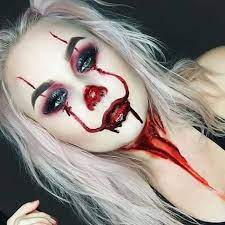 Halloween schminken mann, junger mann mit weißen scharfen zähnen und einer vampir schminke für halloween. Fasching 2k19 Halloween Makeup Creepy Halloween Makeup Halloween Makeup Clown