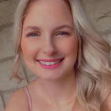 Tess Carson's Instagram, Twitter & Facebook