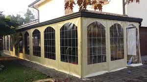 La struttura è ancora parallelamente al fabbricato, in modo da lasciare agibili i varchi. Chiusure Laterali In Pvc Per Gazebo E Verande Teloneria Welding