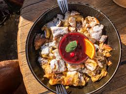 De oostenrijkse keuken kent veel gelijkenissen met de duitse keuken en invloeden van de hongaarse, italiaanse, franse keuken en de keuken van de balkanlanden. De 11 Lekkerste Oostenrijkse Wintersportgerechten