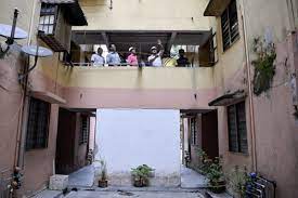 Bangunan empat tingkat blok f di flat taman keramat permai, di sini, yang terpaksa dikosongkan sejak semalam berikutan beberapa keretakan teruk, dikesan condong ke satu arah. Bernama Cracks Still Happen At Taman Keramat Permai Apartment