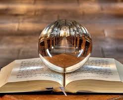 Crystal Ball And Old Book Reflectie Fotografie Creatieve Fotografie Abstracte Fotografie