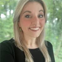 Kelly Henning's Instagram, Twitter & Facebook