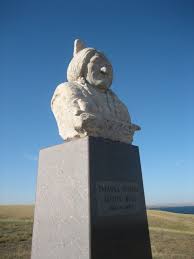 Brett whaley/flickr over the years, vandals trashed the place, and there has always been contention about whether sitting bull's remains are actually at the site. Datei Sitting Bull Monument Jpg Wikipedia