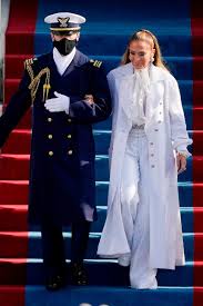 Jennifer lopez took the inauguration stage to perform a medley of patriotic songs — and she took a moment to slip in one of her own hits and address the nation in spanish. Inauguration Von Joe Biden Kamala Harris Die Schonsten Looks Gala De