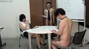 Cfnm - une femme habillée et des hommes nus qui sont observés bite