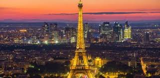 Torre eiffel por la noche. La Torre Eiffel Se Apaga Esta Noche En Homenaje A Jacques Chirac