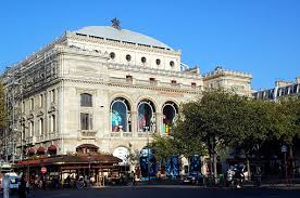 Theatre Du Chatelet Situe Sur La Place Chatelet Fut Inaugure En 1862 Renove En 1989 Il Comporte 2010 Places Et Est Dedie Au Concert Et In 2020 Chatelet Paris Places