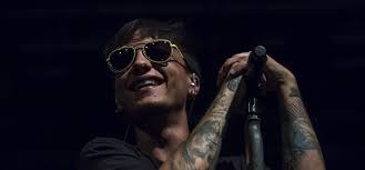 È un brano che rappresenta chi non ha un domani nella società; Ultimo A Sanremo I Tuoi Particolari Bellacanzone