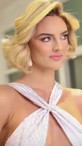 🔥 Colombia salió… y el mundo se quedó sin aire. Ese cuerpo es dinamita:  firme, definido, peligroso. Vanesa brilló como una diosa de oro que no  desfila… devora el escenario. Su presencia