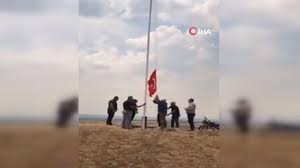 Το όνομα της σημαίας στα τουρκικά είναι ay yıldız (κυριολεκτικά, άστρο της σελήνης) ή al sancak (ερυθρό πανό). Binteo Ypswsan Gigantiaia Toyrkikh Shmaia Sta Synora Me Thn Ellada