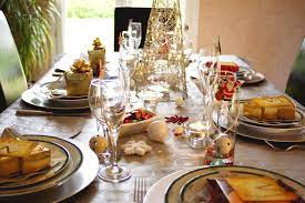 Christmas is about family and nothing is more important than the huge family gatherings and feasts. Festive Christmas Dinner Table Decoration Nadja S Germany