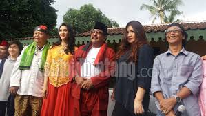 Setelah doel dari rumah sarah, zaenab telp dul untuk menanyakan kabar doel di belanda, tapi doel tidak bicara jujur ke zaenab bahwa dia habis dari rumah sara. Buta Dan Lumpuh Aminah Cendrakasih Tetap Syuting Si Doel The Movie Tabloidbintang Com