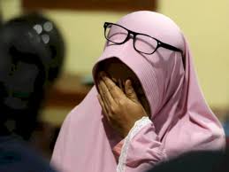 Ibu mertua serda pandu yudha kusuma awak kri nanggala 402 yayak dwi ernawati (46) memegang foto pasangan pandu dan mega di rumahnya di ketapang, banyuwangi, jawa timur. Eapjy An9cwzam